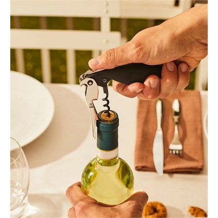 Parrot Proust Nero in Cucina