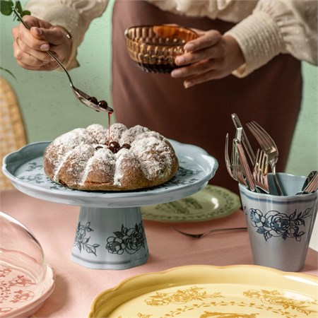 Josephine Alzata Con Campana Celeste Polvere in Cucina